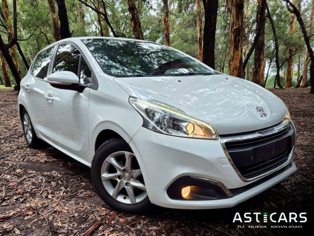 Peougeot 208 Like ¡En excelente estado!  Motor 1.200cc , Año 2016, Unico dueño, Servicios oficiales, 98.000 km.  U$D12.000