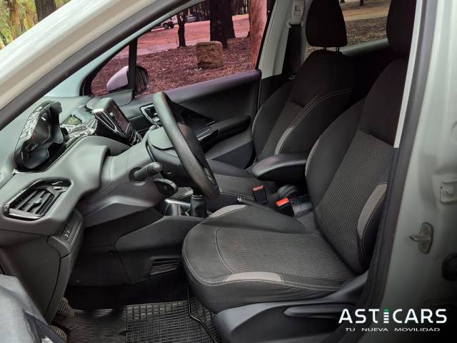 Peougeot 208 Like ¡En excelente estado!  Motor 1.200cc , Año 2016, Unico dueño, Servicios oficiales, 98.000 km.  U$D12.000