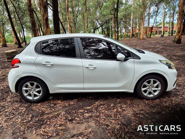 Peougeot 208 Like ¡En excelente estado!  Motor 1.200cc , Año 2016, Unico dueño, Servicios oficiales, 98.000 km.  U$D12.000