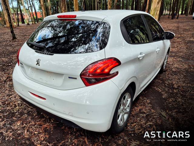Peougeot 208 Like ¡En excelente estado!  Motor 1.200cc , Año 2016, Unico dueño, Servicios oficiales, 98.000 km.  U$D12.000