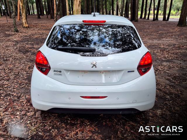 Peougeot 208 Like ¡En excelente estado!  Motor 1.200cc , Año 2016, Unico dueño, Servicios oficiales, 98.000 km.  U$D12.000