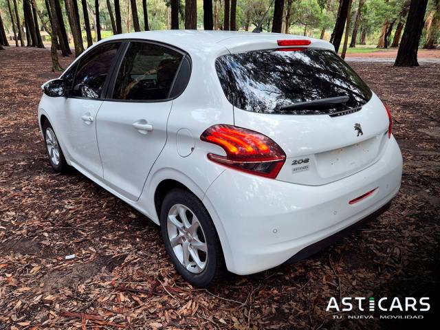 Peougeot 208 Like ¡En excelente estado!  Motor 1.200cc , Año 2016, Unico dueño, Servicios oficiales, 98.000 km.  U$D12.000