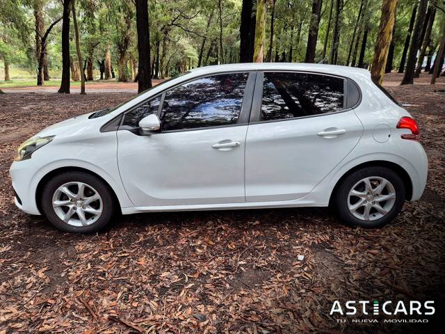 Peougeot 208 Like ¡En excelente estado!  Motor 1.200cc , Año 2016, Unico dueño, Servicios oficiales, 98.000 km.  U$D12.000