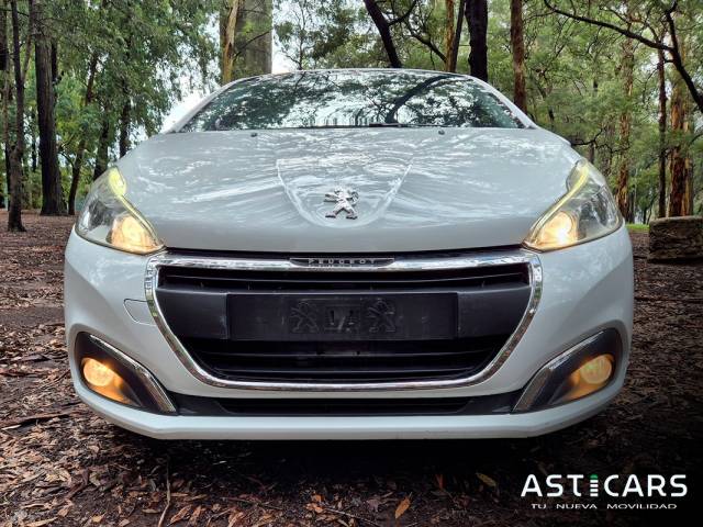 Peougeot 208 Like ¡En excelente estado!  Motor 1.200cc , Año 2016, Unico dueño, Servicios oficiales, 98.000 km.  U$D12.000